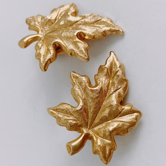 Vintage Gold Tone Maple Leaf Clip On Earrings Mid Century 50s 60s Autumn Harvest - Picture 5 of 10